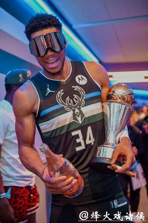 雄鹿大胜雷霆夺得NBA杯冠军 字母三双当选MVP 雄鹿大胜雷霆夺得NBA杯冠军 字母三双当选MVP